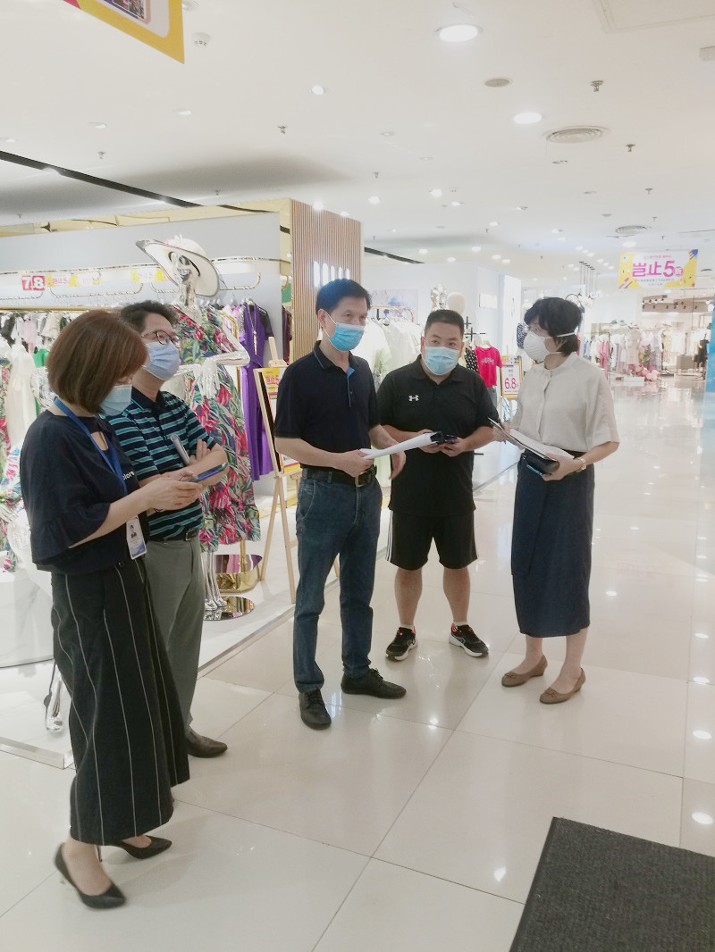 南寧百貨黨委副書記胡盛品在朝陽店檢查現(xiàn)場設施設備情況_副本.jpg